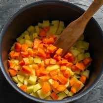 Свежую морковь нарезаем кубиками того же размера, что картофель