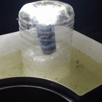 Светоловушка представляет собой широкую емкость, смазанную изнутри липким веществом, к примеру, медом, солидолом, с размещенным на дне небольшим фонариком