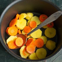 К картофелю добавляем нарезанную кружочками морковку