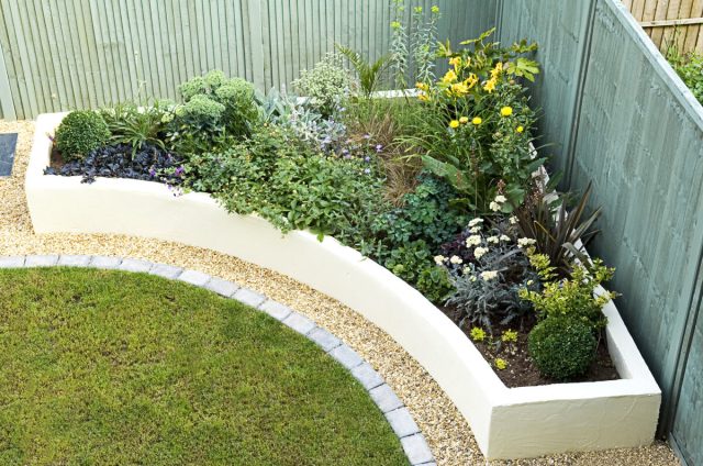 Очень прочный и аккуратный периметр вокруг сада и между зонами создаст прямой или изогнутый бордюр из бетона и бетонного камня