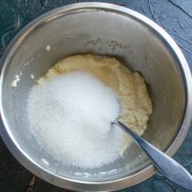 К набухшей манной крупе добавляем сахарный песок. Для выпечки используйте мелкий сахар