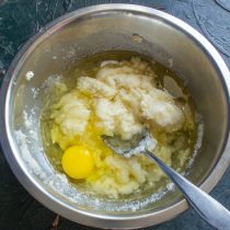 Разбиваем крупное куриное яйцо. Смешиваем жидкие ингредиенты с манкой ложкой