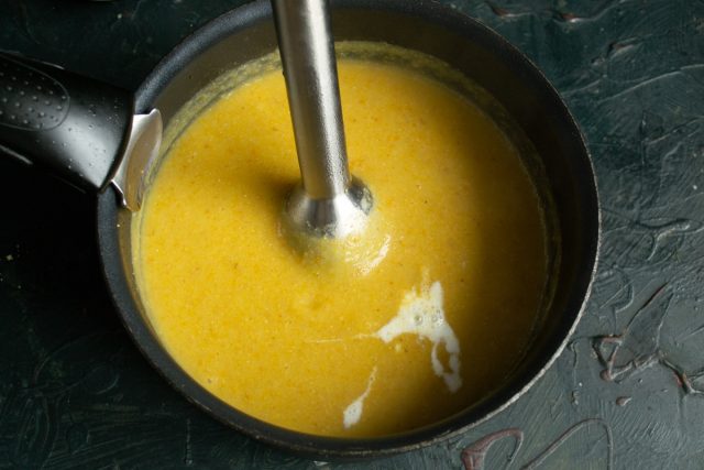 Готовый суп измельчаем погружным блендером до кремобразного состояния. Вливаем 20%-е сливки и ещё раз перемешиваем