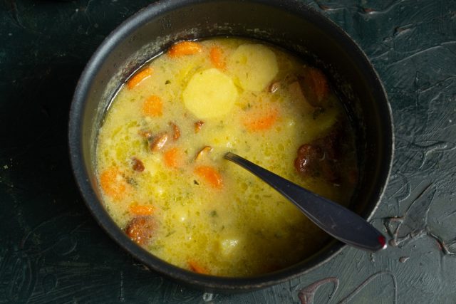 Вливаем холодный куриный бульон в кастрюлю, добавляем измельченный чеснок и немного сушеной петрушки, нагреваем суп до кипения. Варим на тихом огне 30 минут, пока овощи не станут мягкими