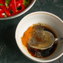 Насыпаем молотую сладкую паприку, добавляем свежесмолотый чёрный перец, наливаем оливковое масло