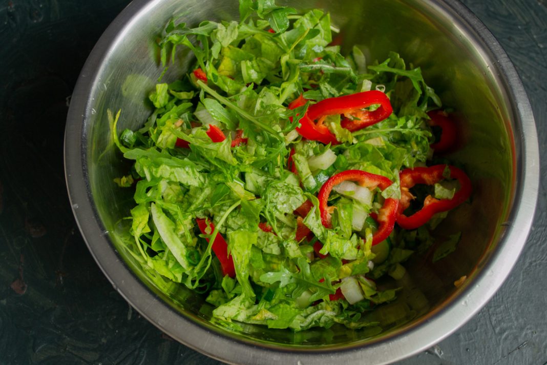Овощной салат с кунжутным соусом. Пошаговый рецепт с фото — Ботаничка