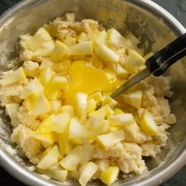 Яблоки очищаем от сердцевины, режем мелко, добавляем в тесто. Разбиваем в тесто крупное куриное яйцо