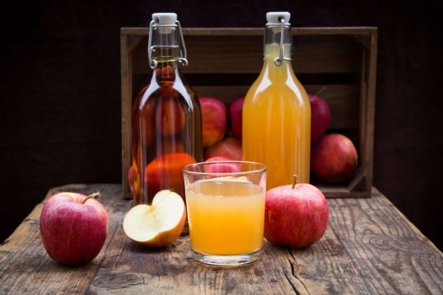 В отличие от вина для изготовления яблочного сидра используется только сок, полученный с помощью соковыжималки. Кроме того, в процессе приготовления сидра не используют сахар. Таким образом брожение происходит за счет веществ, содержащихся в самих яблоках.