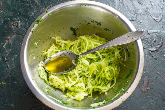 Приправляем спагетти из кабачков вкусным оливковым маслом первого холодного отжима сорта Extra virgin