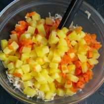 Добавляем остывшие овощи – картофель и морковь. Запеченную свёклу режем