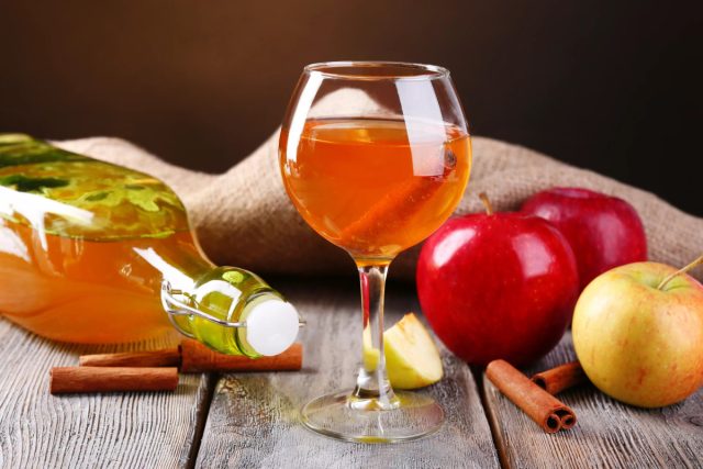 Когда яблок очень много, из них можно сделать вино. Для этого нужны любые сорта яблок и сахар. Примерно через месяц крепость напитка достигает 15-18˚