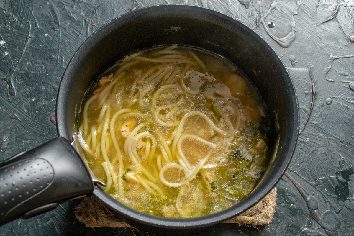 Топленое кипящее масло для приготовления пищи. Спагетти с бульоном. Макароны на топленом масле. Куриный суп с яйцом и трюфельным маслом.