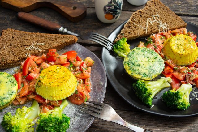 Полезный завтрак — омлет на пару с овощами