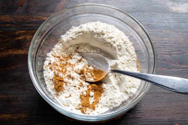 Смешиваем песочное тесто. Насыпаем в миску или в чашу кухонного комбайна пшеничную муку и молотую корицу