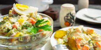 Праздничный салат «Оливье» с зеленой фасолью и курицей
