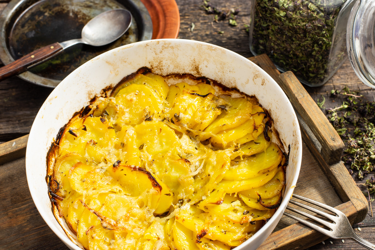 жареная картошка с луком и салом в духовке рецепт с фото | Дзен