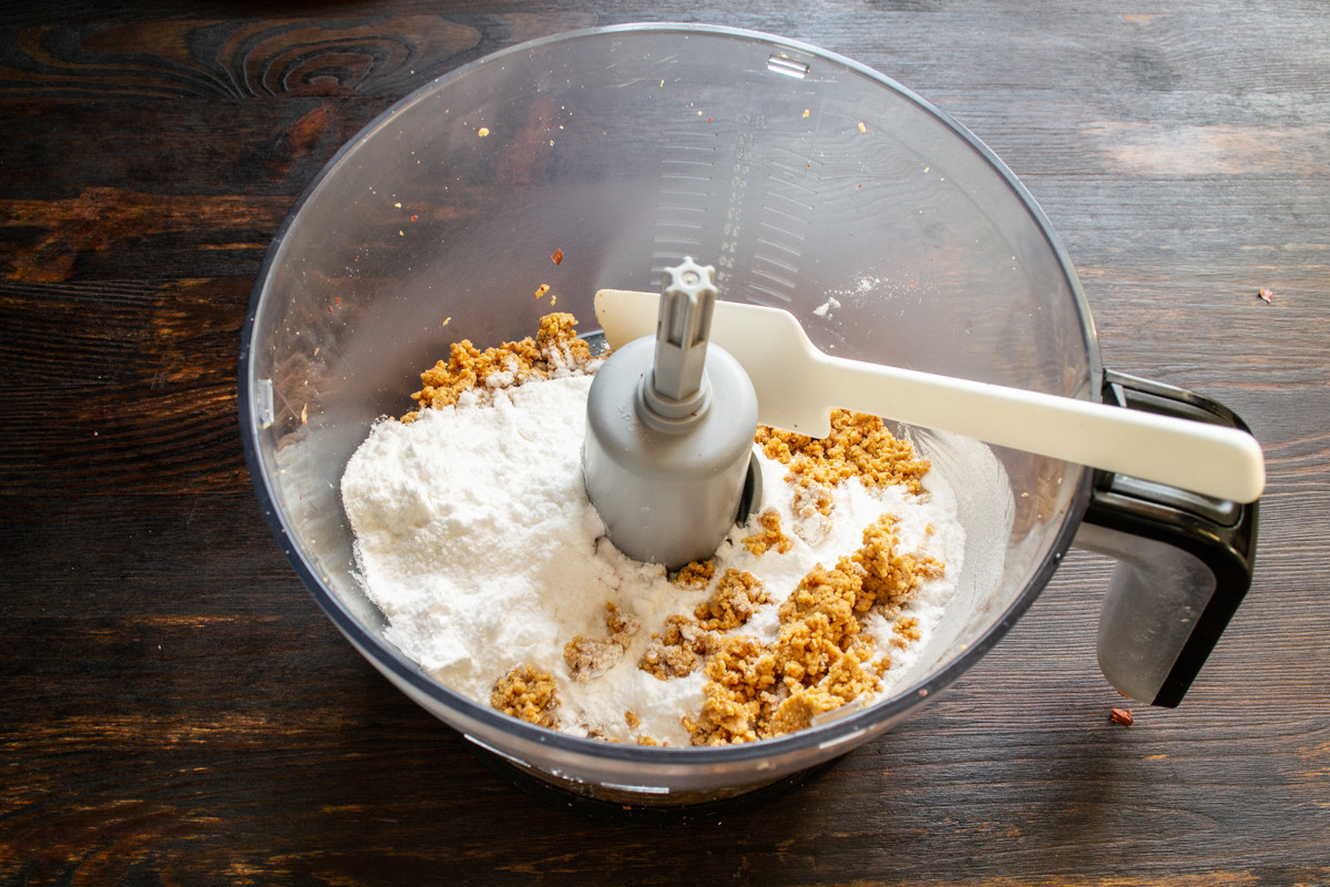 Можно ли заменить сахарную пудру сахаром. Присыпает сахаром. Сахарная пудра 50 г. Блины посыпаны сахаром. Как готовить сахарную пудру.