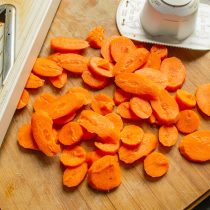 Морковь скоблим или тщательно моем шершавой мочалкой. Нарезаем очищенную морковку