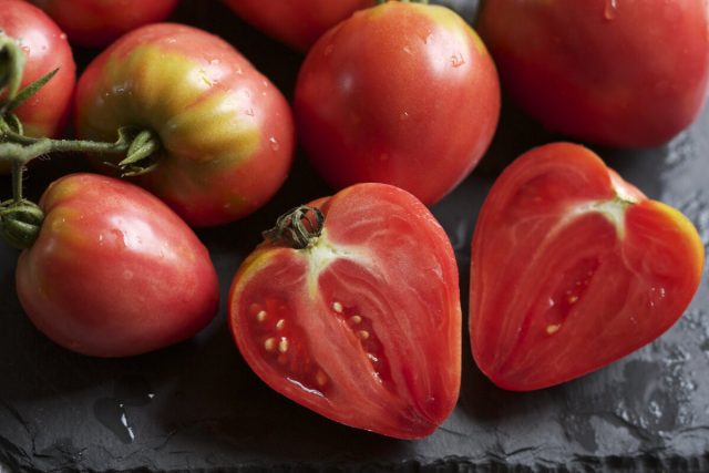Название сорта или гибрида, фирму-производитель также важно. Например, томат «Бычье сердце» производят многие агрофирмы, но в действительности растения могут отличаться внешним видом и характеристиками