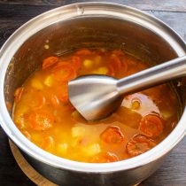 Вы можете протереть готовый суп через сито с мелкими ячейками или измельчить погружным блендером