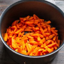 Кладем нарезанную морковку в кастрюлю, заливаем кипятком, солим. Варим 4 минуты