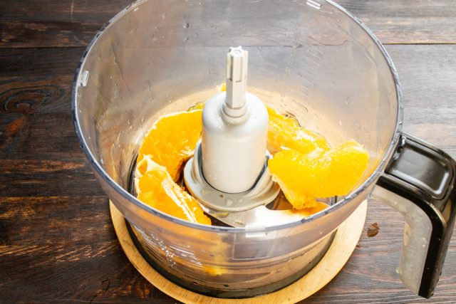 Очищенные от кожуры апельсины кладем в чашу блендера