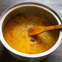 Можно оставить суп как есть, а можно половину отлить, оставшийся суп размять картофельной толкушкой