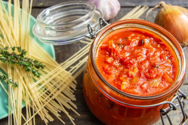 Томатный соус для спагетти с луком и тимьяном