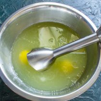 Разбиваем в глубокую миску куриные яйца, вливаем воду, молоко, рапсовое или рафинированное растительное масло. Насыпаем соль и сахар.
