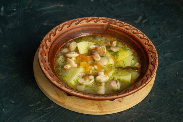 Подаём грибной суп с маслятами и перловкой горячим, ломтик свежего ржаного хлеба и получится вкуснейший обед.