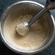 Добавляем жидкие ингредиенты к сухим, замешиваем тесто.