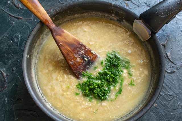 Кашицу из чеснока и рубленую петрушку добавляем в соус.