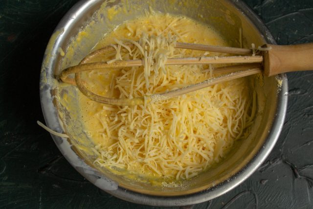 Итак, добавляем любимый тёртый сыр в тесто, смешиваем сыр с тестом.