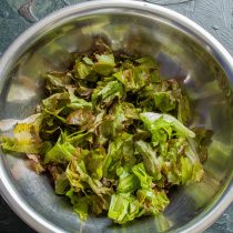 Сушим промытый салат в овощной сушилке или на бумажном полотенце, затем нарезаем крупно или рвем руками.