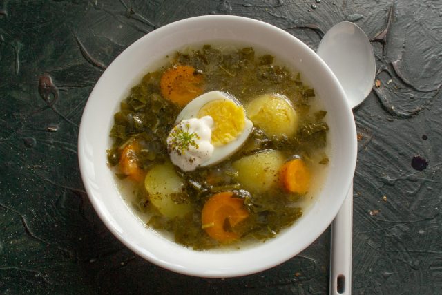 Подаём суп щавелевый с курицей и яйцом теплым, приправляем сметаной.