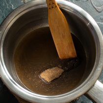 Наливаем 100 мл кипящей воды, насыпаем сухой ферментированный ржаной солод.