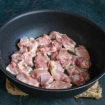 В глубокую сковороду наливаем пару столовых ложек оливкового масла, кладём курицу.