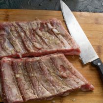 Втираем приправы в мясо с двух сторон, в конце смазываем рафинированным растительным маслом