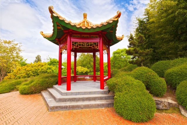 Японская пагода идеально впишется в минималистичный дизайн сада