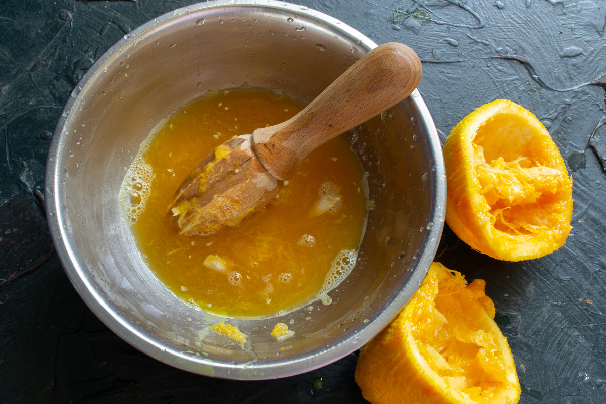 Сок из замороженных апельсинов в домашних условиях. Апельсиновое мороженое. Цитрусовое мороженое. Процеживание апельсина через марлю. Мороженое в апельсиновой глазури.