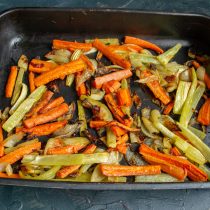 Готовим мирпуа – овощную смесь из моркови, сельдерея и лука.