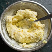 По консистенции тесто должно получиться как густое картофельное пюре.