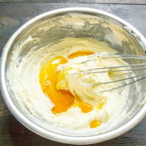Яичные желтки добавляем в тесто, наливаем молоко комнатной температуры