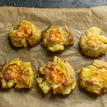 Ставим противень с картофелем в раскаленную духовку минут на 15