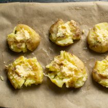В середину картофелины кладём сырно-масляную начинку.