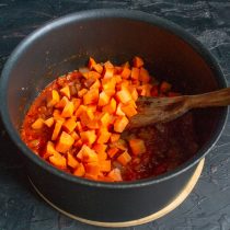 Добавляем порезанную кубиками морковь