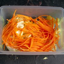 Натираем морковку соломкой с помощью тёрки