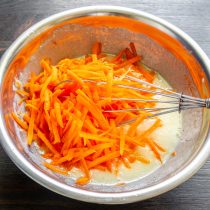 Натираем на крупной терке очищенную морковь