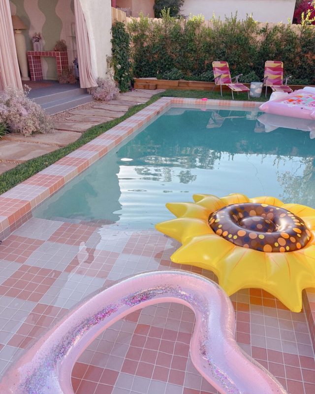 Stationary pink pool
