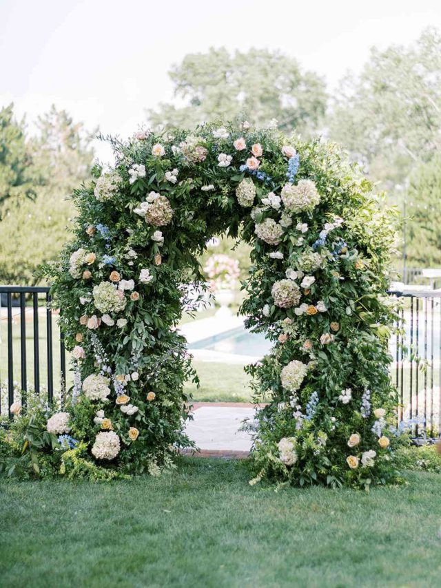 Зеленая арка с цветами